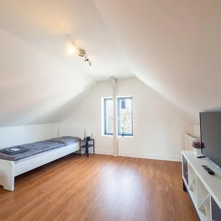 Apartamento Grosse-monteurwohnung-in-villa-4-zimmer-8-personen-wlan-tv-kueche-ahrensburg-naehe-hamburg-agrp1202 *